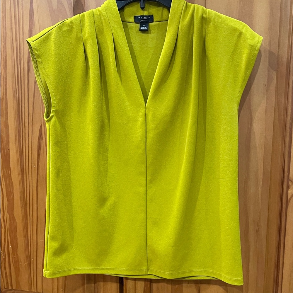 Ann Taylor Sleeveless V-Neck Shell Top in Chartreuse